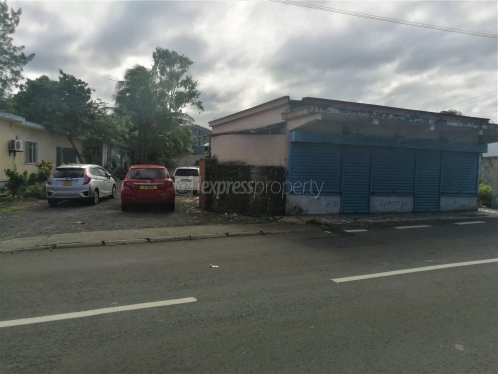 Terrain commercial de 10.90 Perches a vendre a Surinam