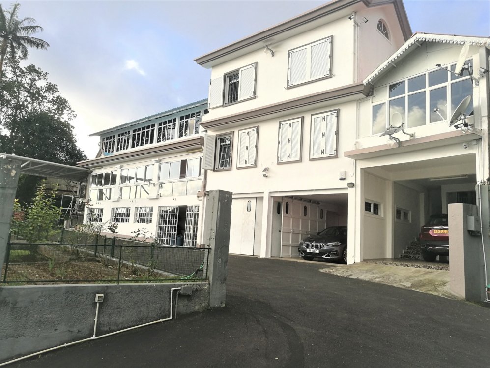 Villa of 6 Bedrooms for sale at Curepipe