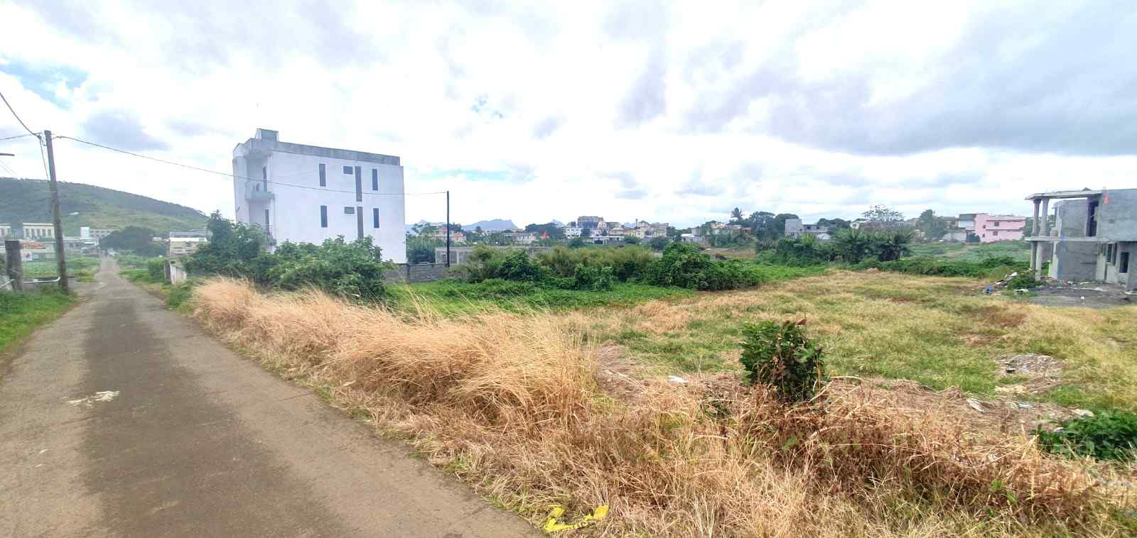 RESIDENTIAL LAND OF 13 PERCHES FOR SALE IN CARREAU LALIANE